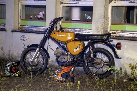 Simson Fahrer Kracht Gegen Hauswand Zwei Jugendliche In Neustadt