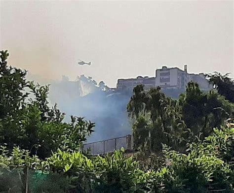 Napoli Incendio Ai Piedi Della Collina Di Posillipo Fiamme Vicine