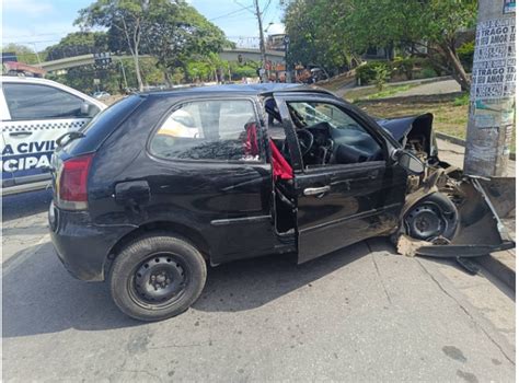 Acidente Carro De Transporte Clandestino Deixa Cinco Pessoas