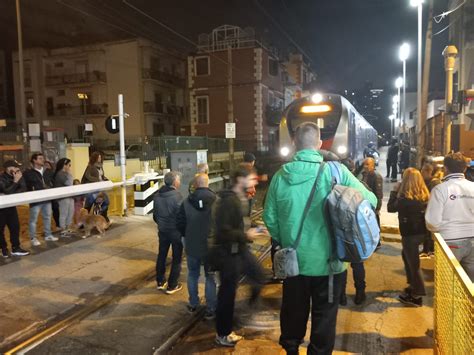 Pozzuoli La Sbarra Del Passaggio A Livello Va In Tilt Proteste