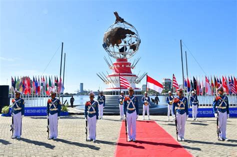 Kolone Senapan Taruna Korp Marinir Semarakkan Peresmian Monumen Center