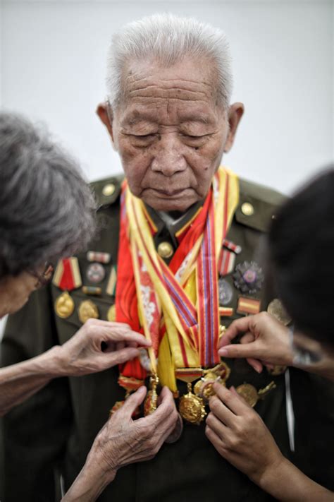 中国人民解放军建军95周年｜致敬老兵，多图尽显“英雄本色”新京报王子陈良新浪新闻