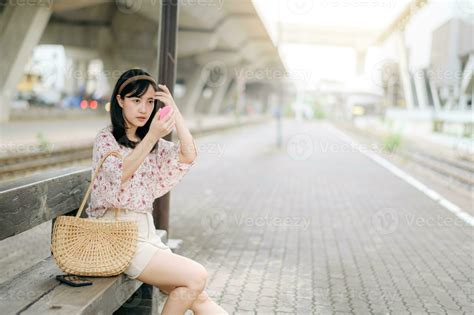 Joven Asiático Mujer Viajero Comprobación Su Cara En Un Espejo Y Esperando Para Tren En Tren