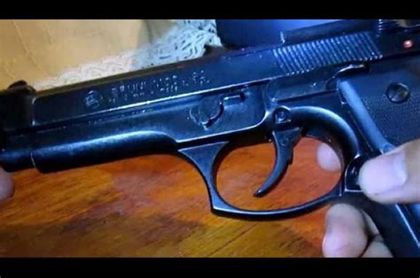 Con el arma reglamentaria de su novia le apuntó a la cabeza a su