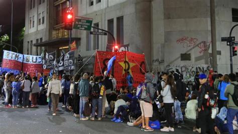 Tras Horas De Tensi N Levantaron El Acampe Frente Al Ministerio De