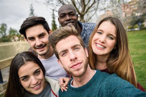 Groupe Multiracial D Amis Prenant Le Selfie Photo Stock Image Du