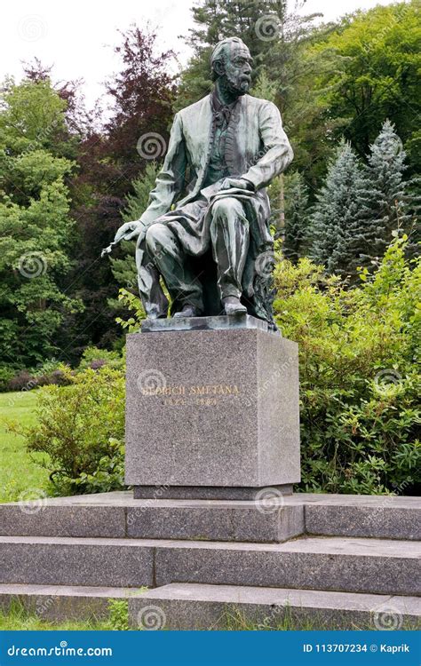 Statue De Bedrich Smetana Dans La Ville Karlovy Vary Bohême