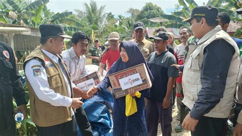 antar bantuan korban banjir  mandiangin al haris ingatkan warga