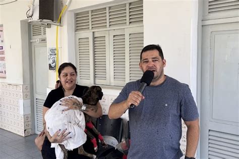 VÍDEO Casal é flagrado seguindo em uma moto e arrastando um cachorro