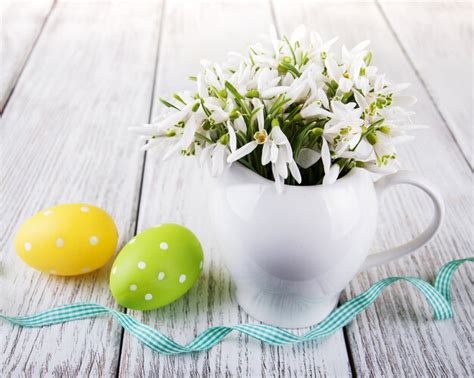 Premium Photo | Easter eggs and flowers