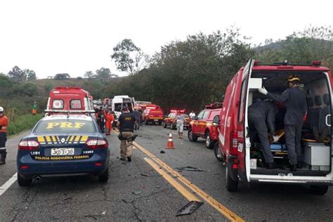 Acidente Entre Van E Uma Carreta Deixa Seis Mortos Na Br