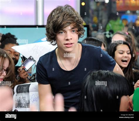 Harry styles fans screaming hi-res stock photography and images - Alamy