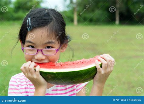 Asiatisches Kind Das Wassermelone Isst Stockfoto Bild Von Garten