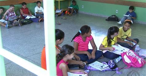 G Alunos Estudam Sentados No Ch O Por Falta De Carteiras Em Escola