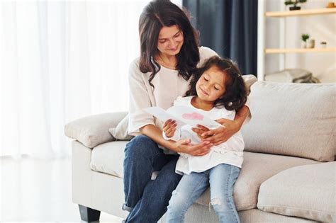 Bonne fête des mères Femme et sa fille passent du temps ensemble à la