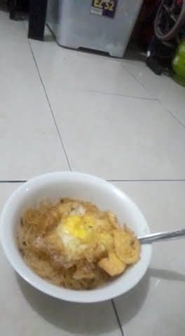 Makan Bihun Goreng Pake Telor Ceplok Dirumahku Disaat Musim Hujan Sore