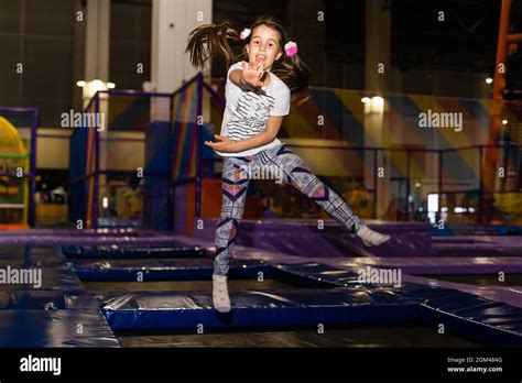 Portrait Petite Petite Fille Mignonne Jouant Et Sautant Sur Trampoline