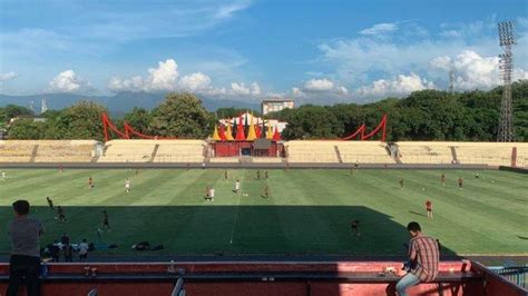 Pengecatan Tribun Stadion Haji Agus Salim Padang Diundur Cat Masih