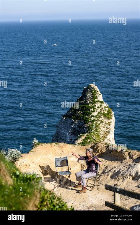 Etretat Entre Ciudad Hist Rica Playa De Guijarros Y Acantilados En La