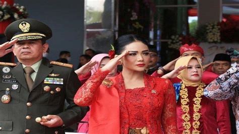 Krisdayanti Tampil Berkelas Kenakan Kebaya Merah Saat Dinas Gemmi