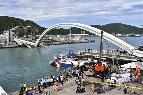 Taiwan Bridge Collapses At Least 14 Injured Daily Mail Online