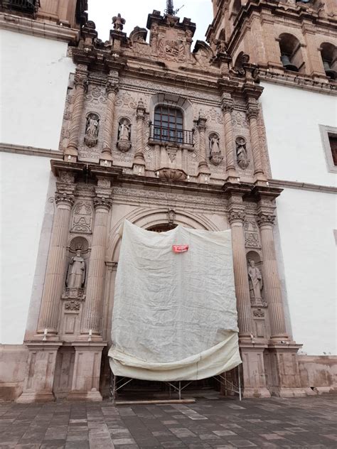 Casi lista restauración de la puerta dañada de Catedral