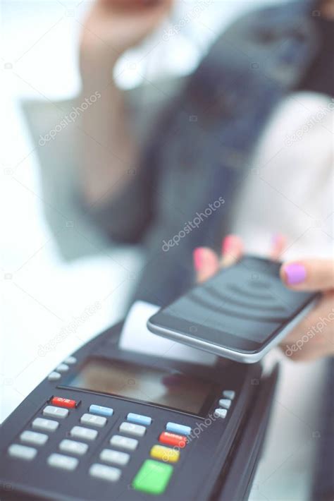 El Cliente Est Pagando Con El Tel Fono Inteligente En La Tienda