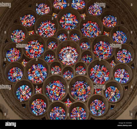 North transept rose window hi-res stock photography and images - Alamy