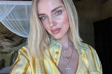 Chiara Ferragni Anticipa L Estate Il Bagno In Topless In Mezzo Alla