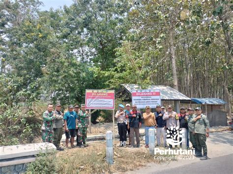 Perhutani Perhutani Bersama TNI Polri Pasang Rambu Rambu Bidang