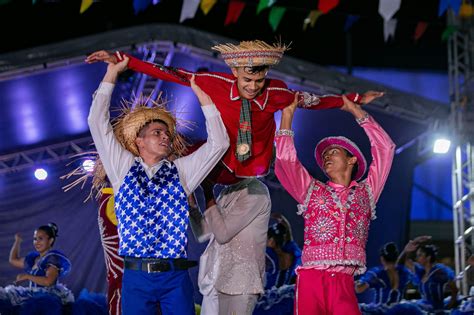 Quadrilhas comidas típicas e shows agitam arraial no Monte das Oliveiras