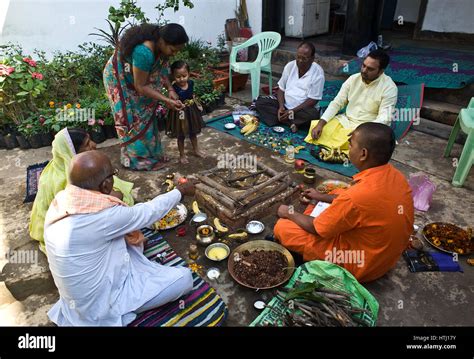 Yajna hi-res stock photography and images - Alamy