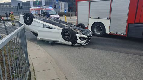 Wypadek na Ursynowie Samochód dachował jedna osoba trafiła do