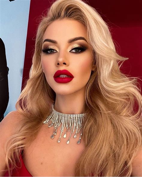 Pin by Valeria Muñoz on Make up Blonde hair makeup Red lips makeup look Gorgeous makeup
