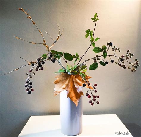 Nageire Con Moras Ikebana Flower Arrangement Ikebana Arrangements