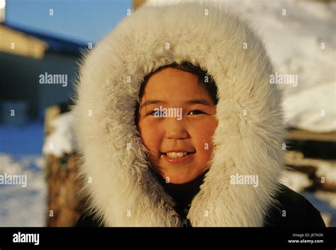 Inuit people arctic winter hi-res stock photography and images - Alamy