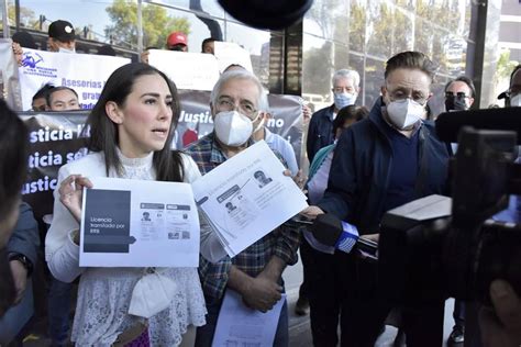 Mariana Moguel Y Amigos De Rosario Robles Se Manifiestan En La Fgr Para