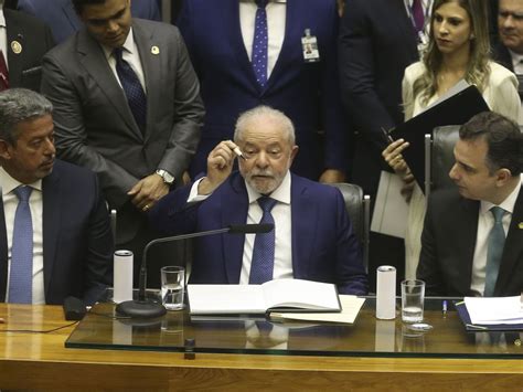 Lula revoga decretos limita acesso a armas e suspende privatização da