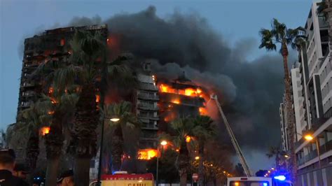 Un Incendio En Valencia Devora Un Edificio De Plantas Con Personas