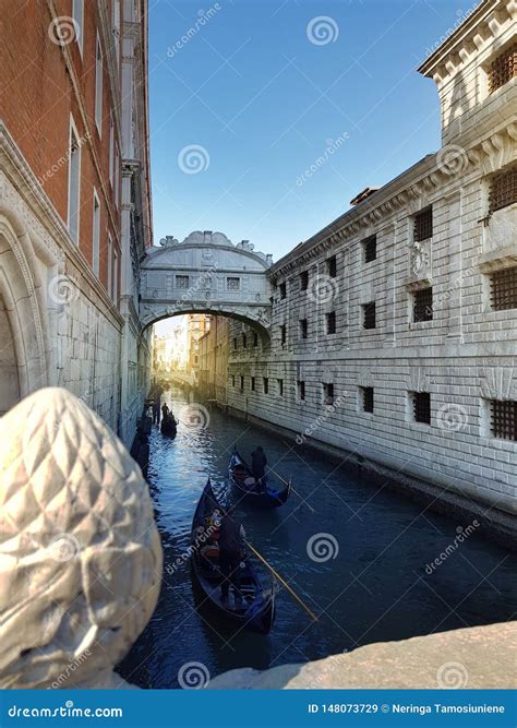 Venecia Italia G Ndolas En Un Canal Estrecho Rom Ntico Puente De