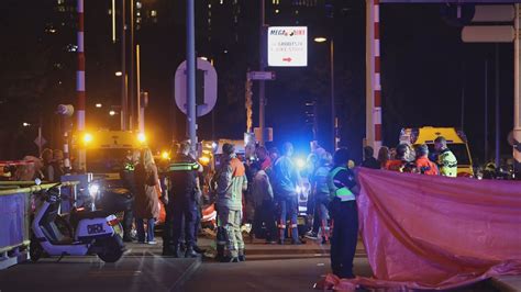 Twee Doden Bij Zwaar Ongeluk Op Brug In Rotterdam Zoektocht Naar