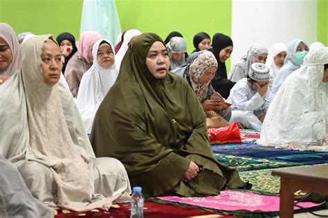 Laksanakan Sholat Idul Adha Di Mesjid Wabup Masitah Sapa Dan Bersalaman