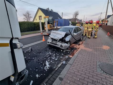 Ci Ar Wka Zderzy A Si Czo Owo Z Mercedesem W Dobrzeniu Wielkim Jedna