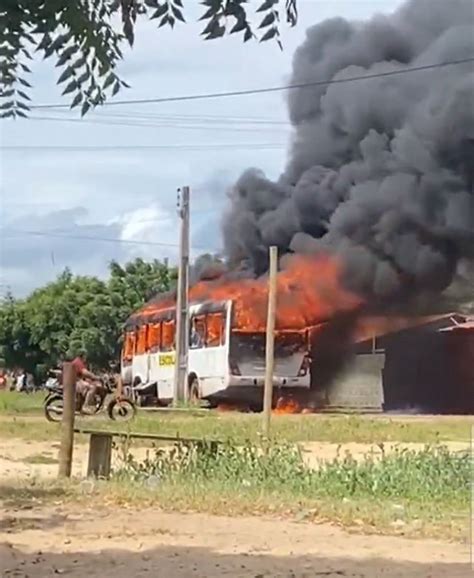 Ônibus escolar pega fogo em Cajueiro da Praia no litoral do Piauí