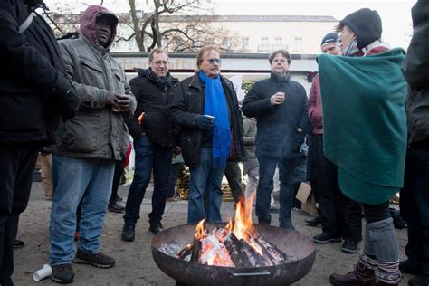 Musiker Frank Zander besucht Weihnachtsfeier für Obdachlose