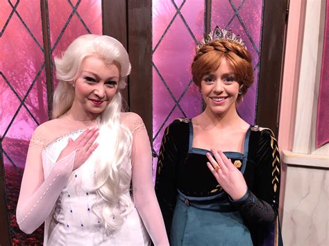 Photos Anna And Elsa Debut New Frozen Costumes At Character Close