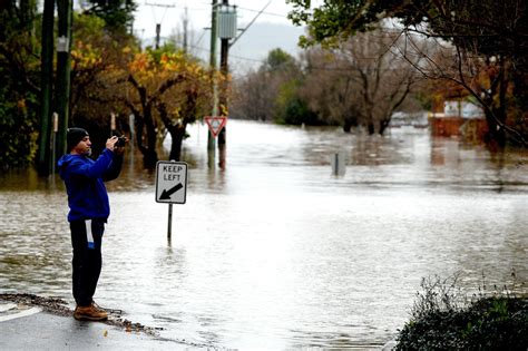 Miles de personas huyen de unas peligrosas inundaciones en Sídney