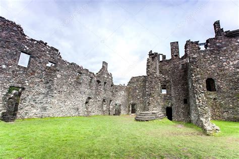 Ruins of ancient Dunnottar castle in green scottish hills. — Stock ...