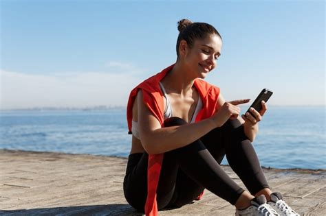 Joven Deportista Haciendo Ejercicio Foto Premium