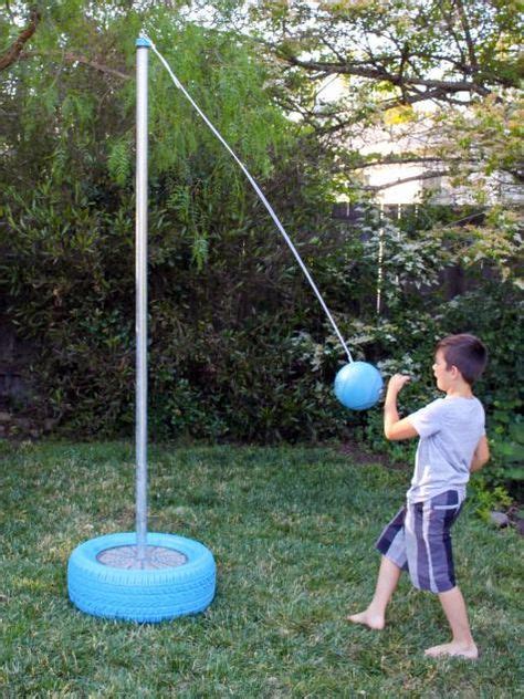 Juego de pelota casero Un neumático una tubería de PVC y una balón